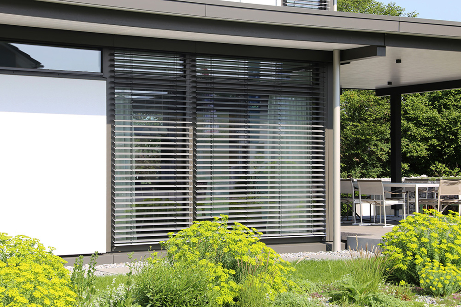 Rollladen­steuerung bei LS Elektrotechnik GmbH & Co. KG in Mühlhausen