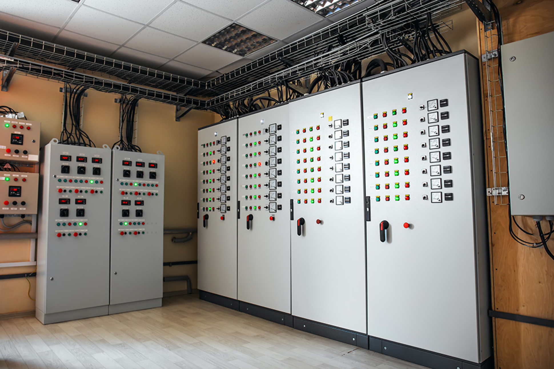 Schalt­anlagen­bau bei LS Elektrotechnik GmbH & Co. KG in Mühlhausen